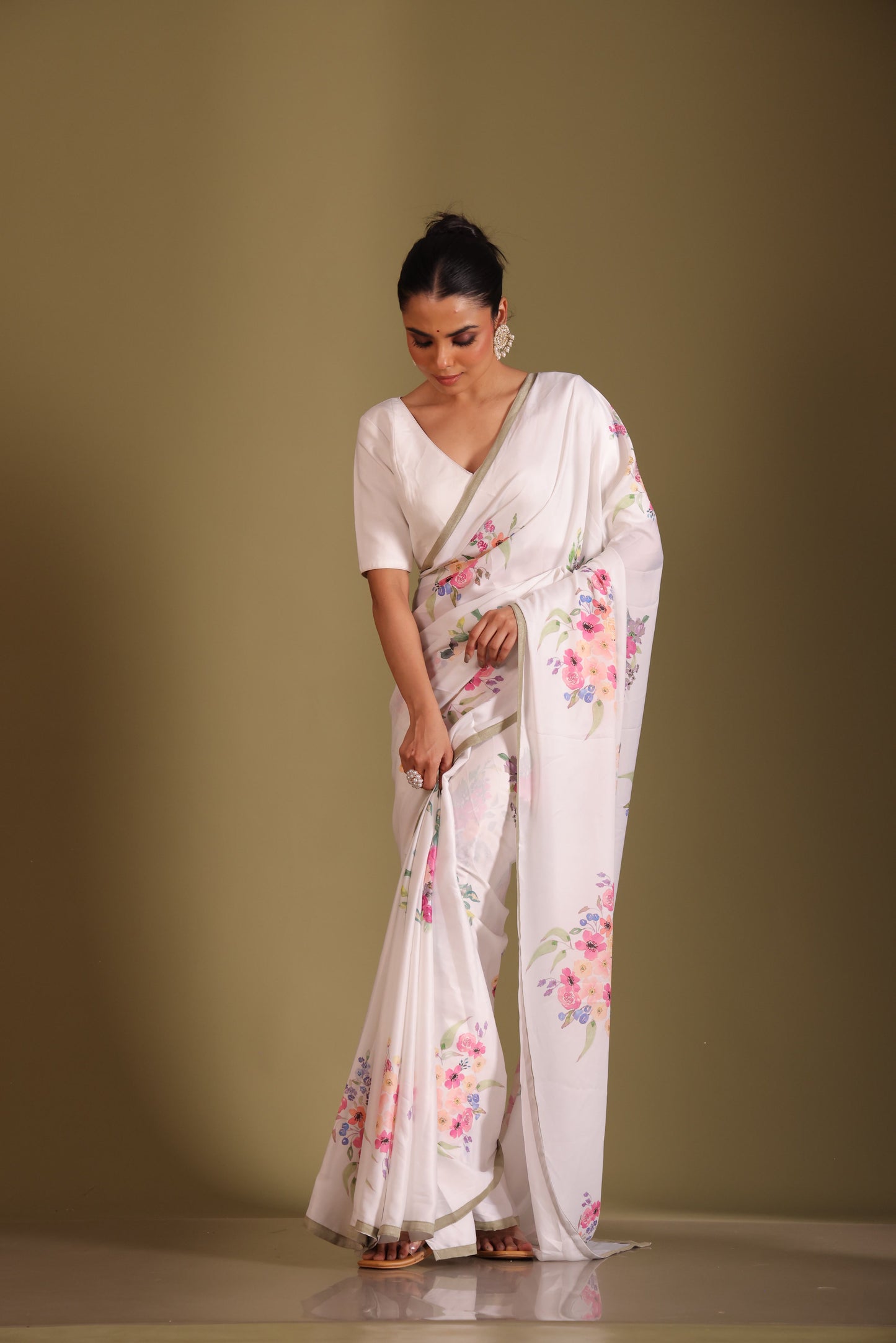 Gulzar White Floral Printed Saree and Blouse- set of 3