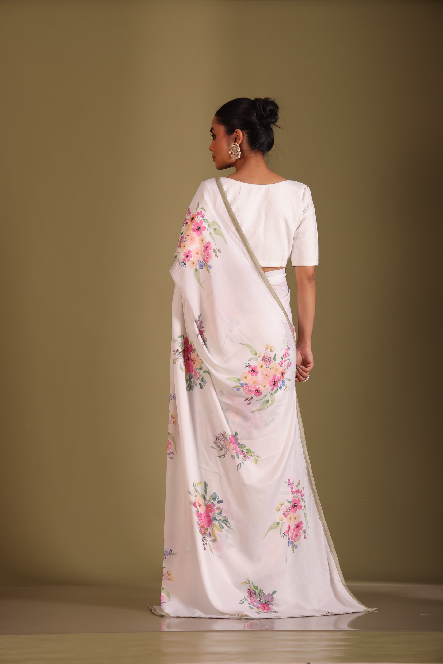 Gulzar White Floral Printed Saree and Blouse- set of 3